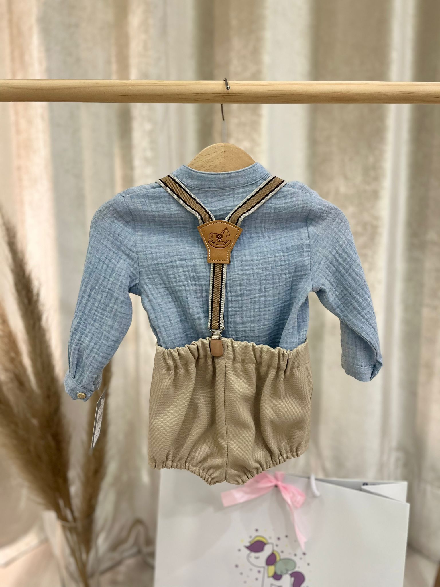 Camisa e calções com suspensórios - Image 4